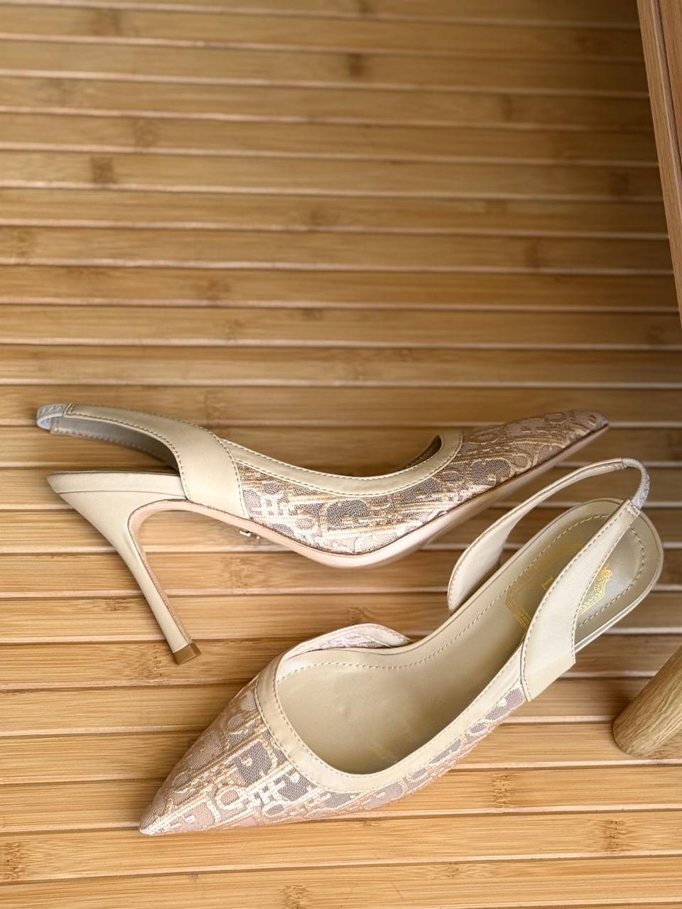 Dior
𝗦𝗶𝘇𝗲: 𝟯𝟲 𝘁𝗼𝗼 𝟰𝟭
490 dhs✅

Zain178
♥️♥️♥️