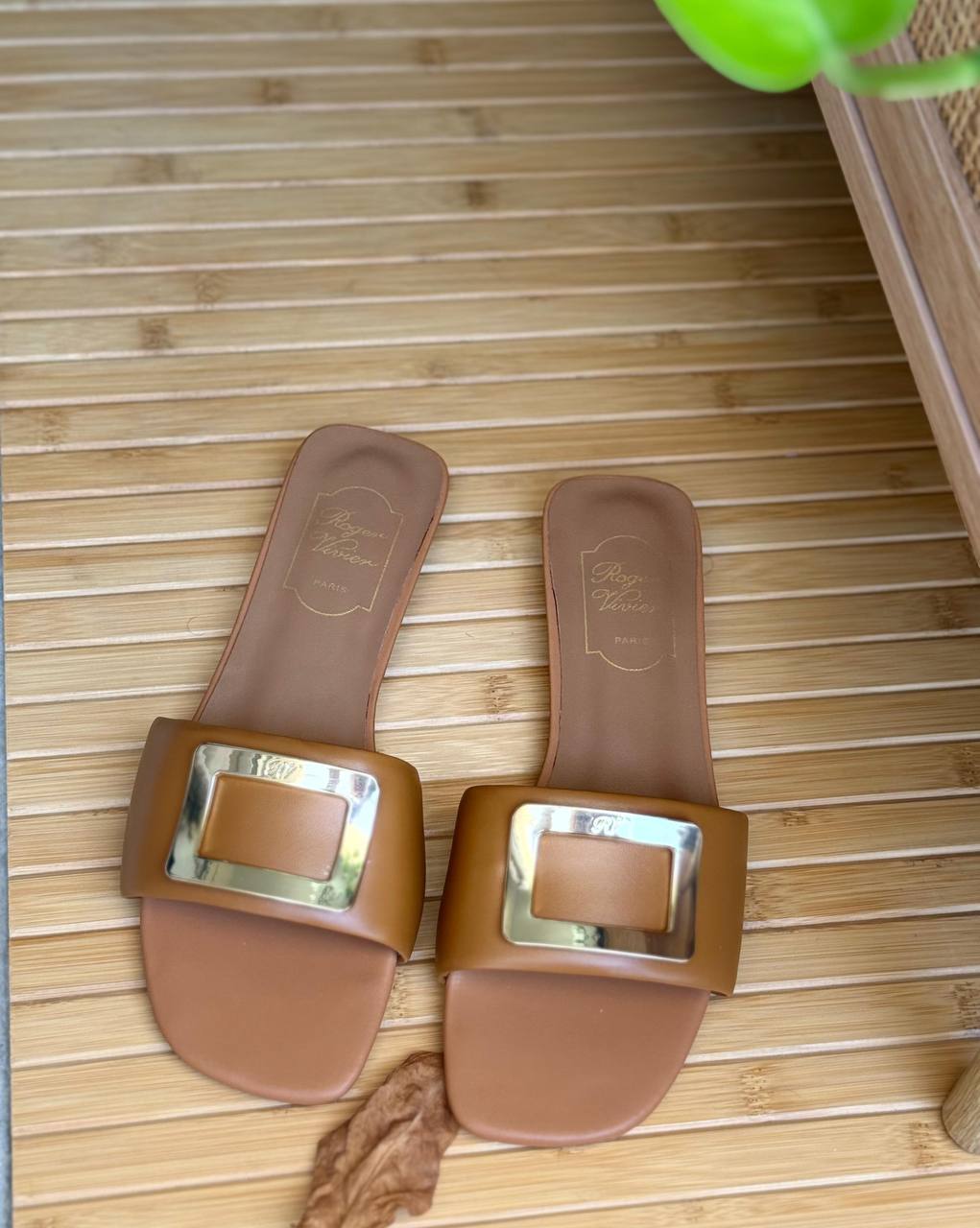 Roger Vivier
AAA Quality
𝗦𝗶𝘇𝗲 𝟯𝟲 𝘁𝗼 𝟰𝟭 
400 dhs💓

Zain303
♥️♥️♥️