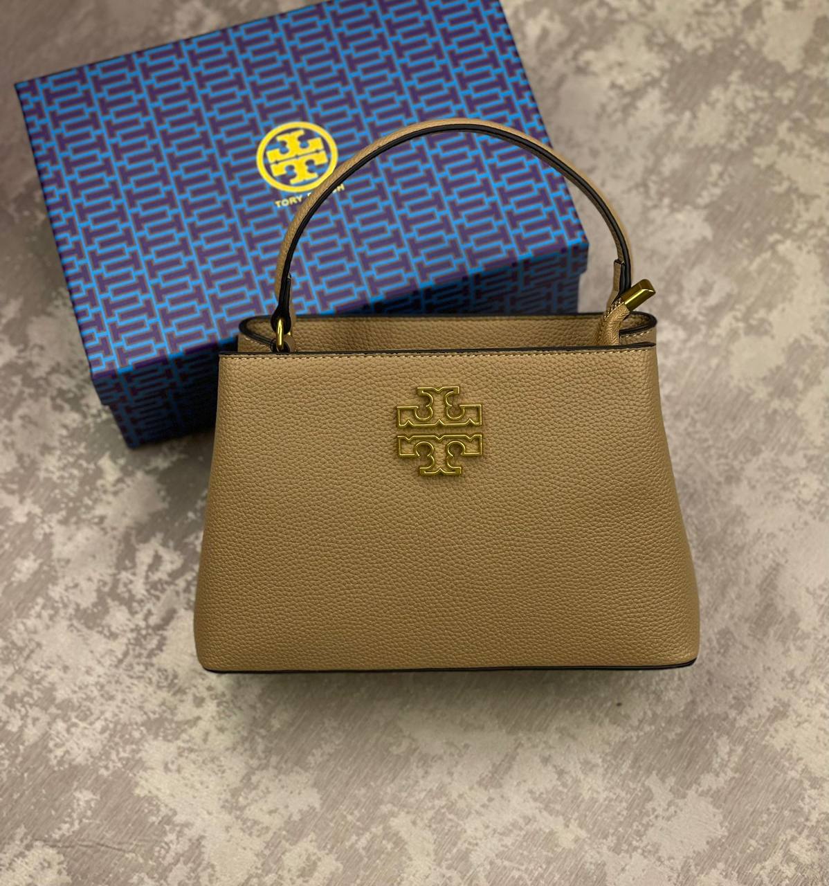 Tory Burch
110 dhs✅

With box
🎁🎁🎁

Zain175
♥️♥️♥️