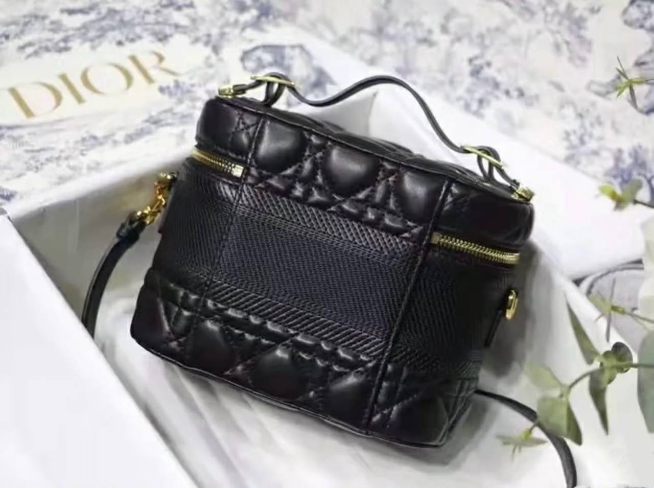 DIOR 
HIGH QUALITY 
WITH BOX 
150 dhs✅

Zain39
♥️♥️♥️