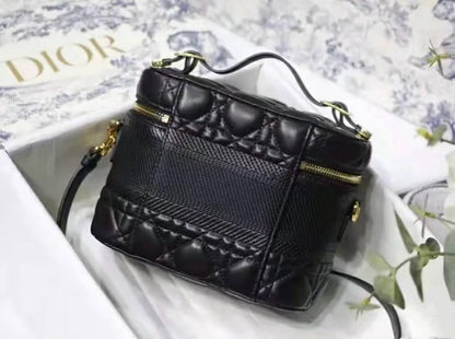 DIOR 
HIGH QUALITY 
WITH BOX 
150 dhs✅

Zain39
♥️♥️♥️