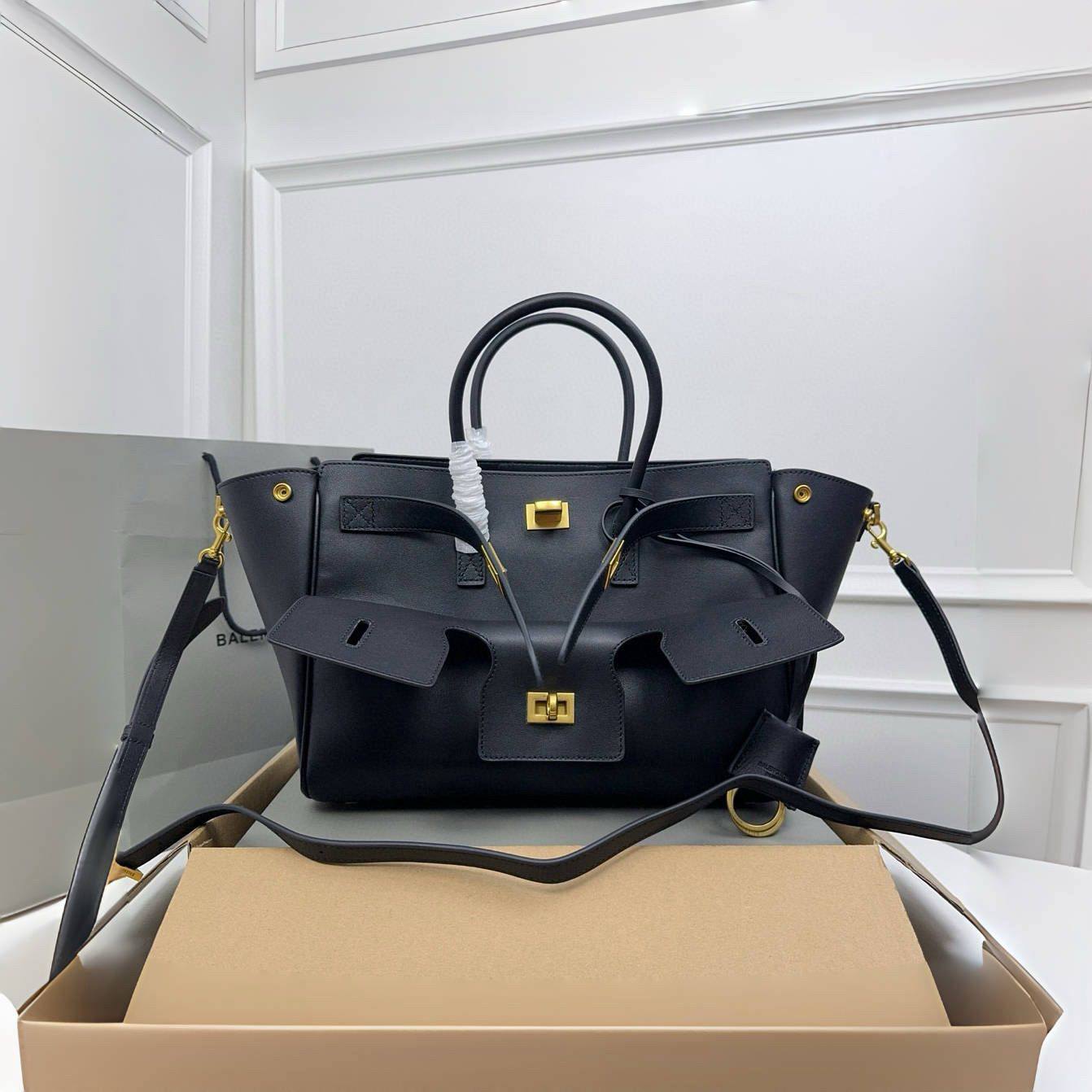 BALENCIAGA

 Bel Air small size copy one 
150 dhs❣️

Zain39
♥️♥️♥️