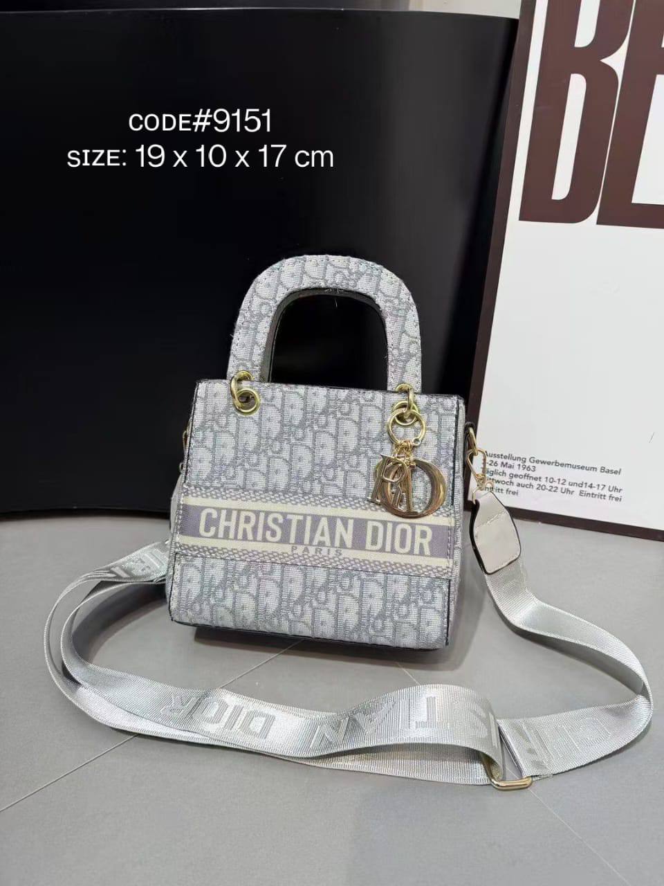 CHRISTIAN LADY DIOR
ᴄᴀɴᴠᴀs ᴍᴀᴛᴇʀɪᴀʟ
ɢᴏʟᴅ ʜᴀʀᴅᴡᴀʀᴇ
ᴡɪᴛʜ ʟᴏɴɢ ᴡᴇʙ sᴛʀᴀᴘ
sɪᴢᴇ : 19 cm

75 dhs🪙🌨️

Zain31
♥️♥️♥️