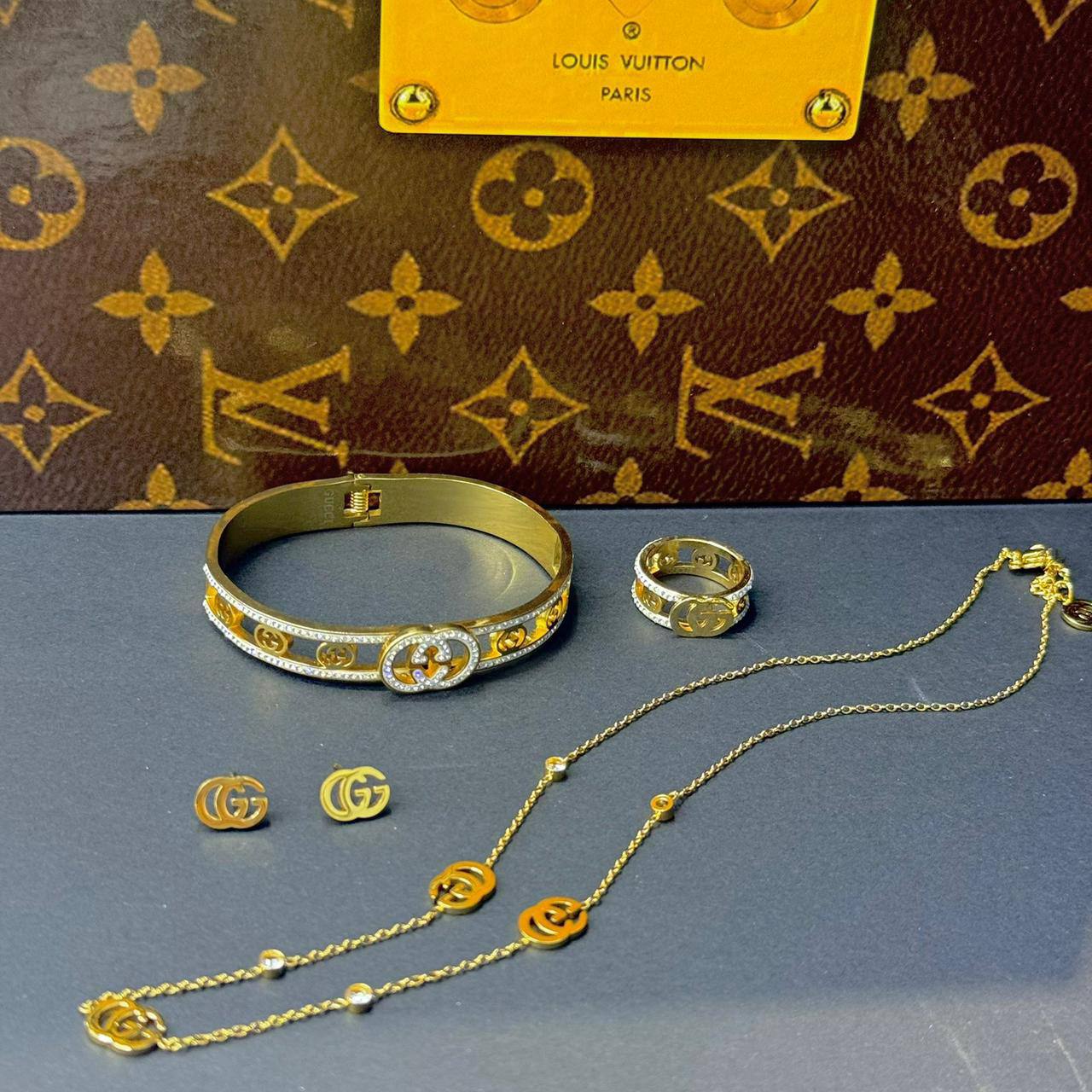 *Stainless steel SET 💯*
Necklace ❤️‍🩹
Earring 🍁
Breslat ❣️
Ring free size 
With normal boxes 📦 
And paper bag 🛍️
45 dhs❤️

Zain216
♥️♥️♥️