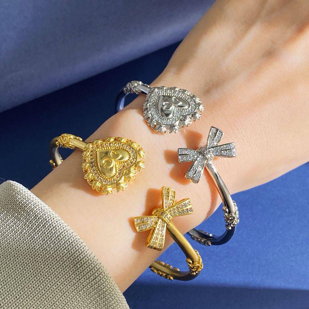 D&G Bangle 🦋
Master quality 

*55* AED normal box 📦

Zain48
♥️♥️♥️