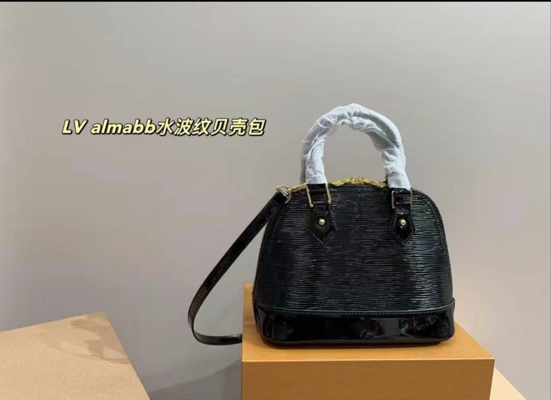Dior
110 dhs🇦🇪🇦🇪
with box
size 21.5cm

Zain26
♥️♥️♥️