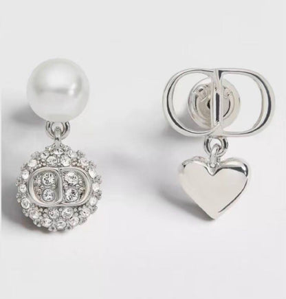 Dior 
Earring 🐦‍🔥
Master quality 💯
With normal boxes 📦 
45 dhs🇦🇪🇦🇪
With master box 🗃️ 
70 dhs🇦🇪🇦🇪

Zain216
♥️♥️♥️