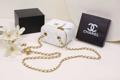 Chanel 
90 dhs✅
with box
🎁🎁🎁

size 12×8×10cm

Zain42
♥️♥️♥️