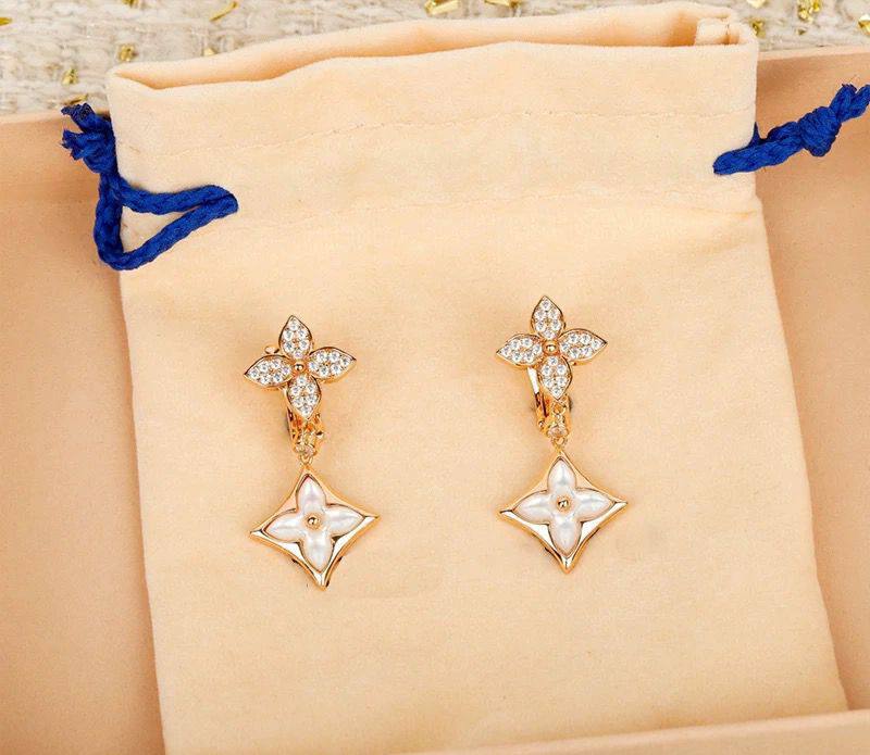 Louis Vuitton 🦋*
Necklace ❤️‍🔥
Earring❣️
Master quality 💯
With normal boxes 📦 
90 dhs🪙💕
With master box 🗃️ 
105 dhs🪙💕

Zain216
♥️♥️♥️