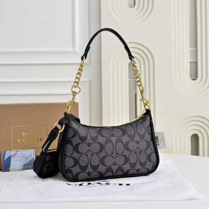 Coach
110 dhs🇦🇪🇦🇪
with box
size 24×7×14cm
with small bag and cherry

Zain42
♥️♥️♥️