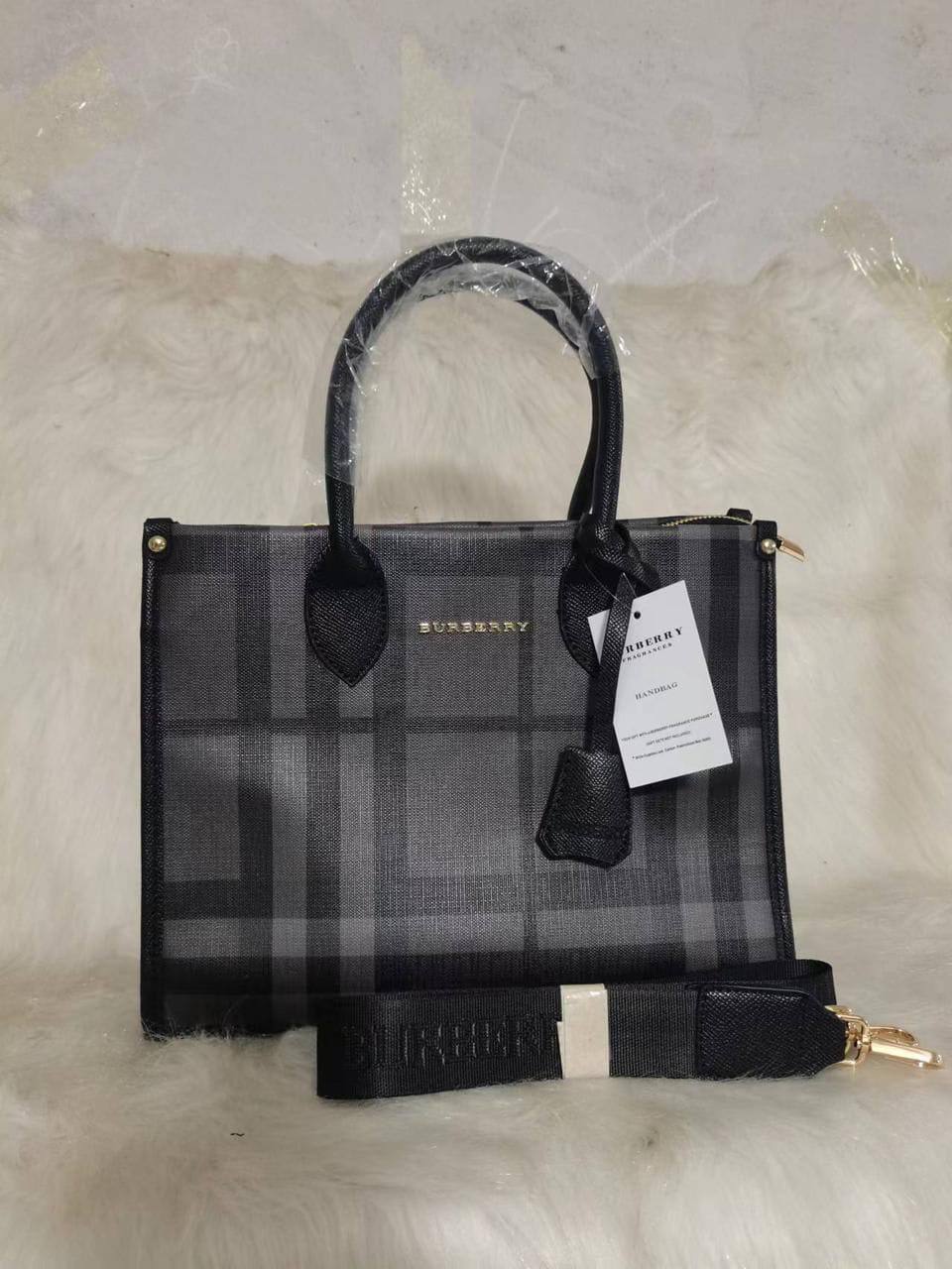 Burberry
70 dhs🇦🇪🇦🇪

Zain136
♥️♥️♥️