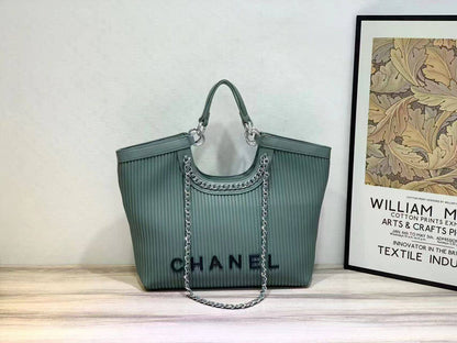 Chanel  
size:  32×33×6cm
110 dhs❣️

Zain114
♥️♥️♥️