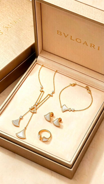 BVLGARI SET 
MASTER 💫✨
NECKLACE 
BRACELET 
EARRINGS 
RING
180 DHS💓
WITH GOOD BOX AND PAPER BAG🎁🛍️

Zain89
♥️♥️♥️