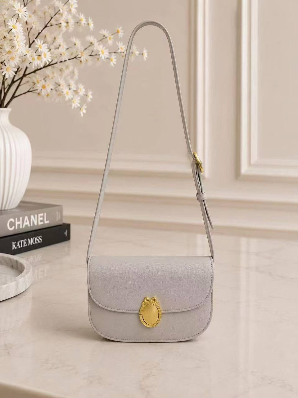 DIOR 
23cm
110 dhs💛
with box

Zain44
♥️♥️♥️
