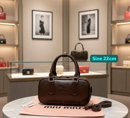 Miu Miu

Good quality 

with box 
🎁🎁🎁

95 dhs❣️

Zain186
♥️♥️♥️
