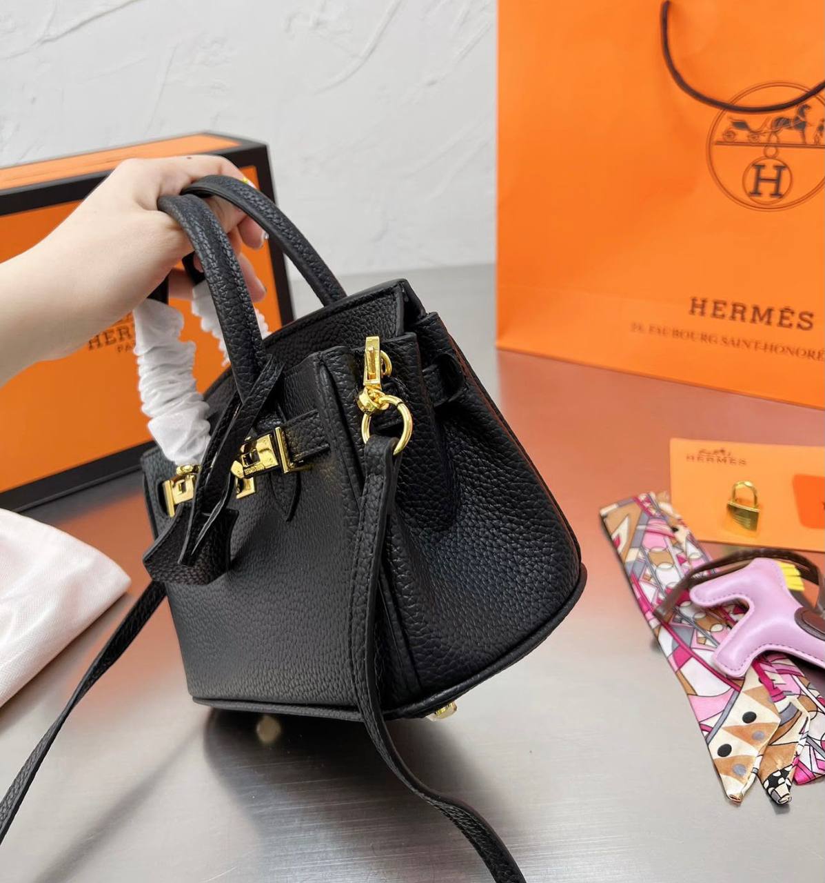 HERMES BIRKIN SMALL SIZE GOOD QUALITY WITH BOX 
110 dhs🇦🇪🇦🇪

Zain295
♥️♥️♥️