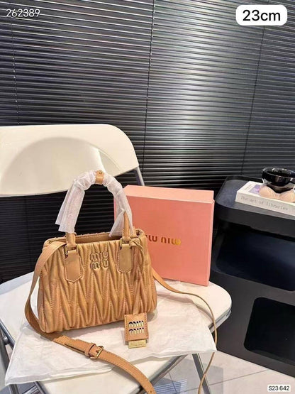 🎉 Offer 🎊  Miumiu Fashion
Good quality +🎁
Size : 23 ~ 19 * 13  cm
70 dhs🪙🖤
with box🎁
Limit Stock

Zain115
♥️♥️♥️