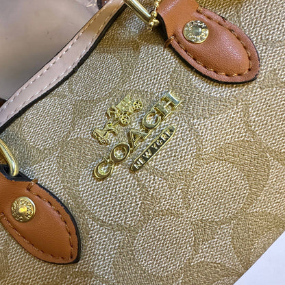 COACH 

NEW CAME GOOD QUALITY 
WITH BOX 
🎁🎁🎁

90 dhs❣️
SIZE: 18cm

Zain279
♥️♥️♥️