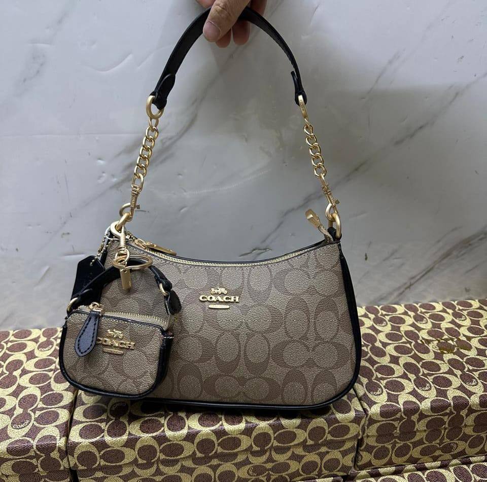 Coach

with box
🎁🎁🎁

95 dhs🪙🌨️

Zain143
♥️♥️♥️