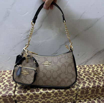 Coach

with box
🎁🎁🎁

95 dhs🪙🌨️

Zain143
♥️♥️♥️