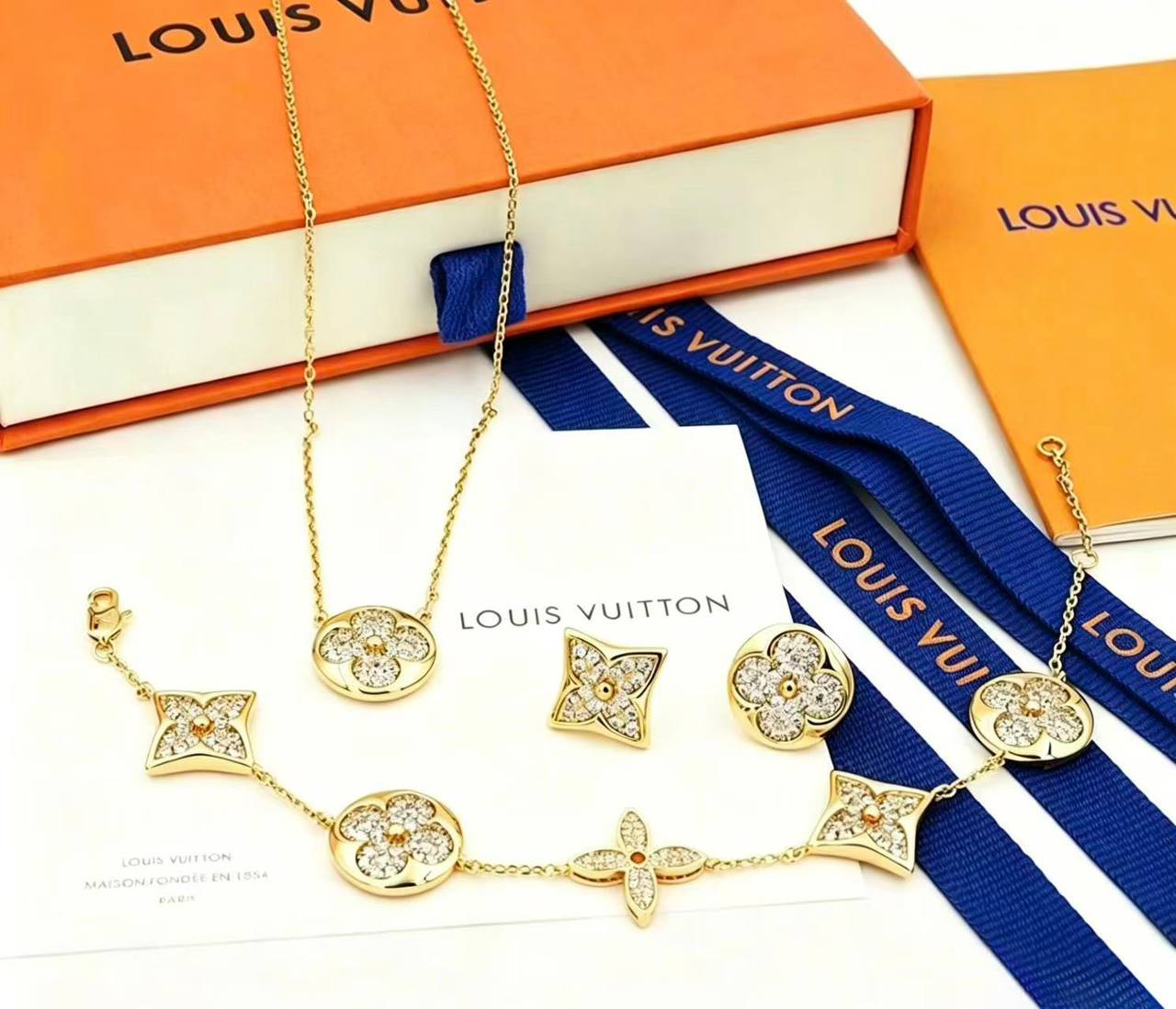 LV SET
MASTER ✨💫✨
NECKLACE 
BRACELET
EARRINGS
140 DHS✅ 
WITH BOX AND PAPER BAG🛍️🎁

Zain89
♥️♥️♥️♥️