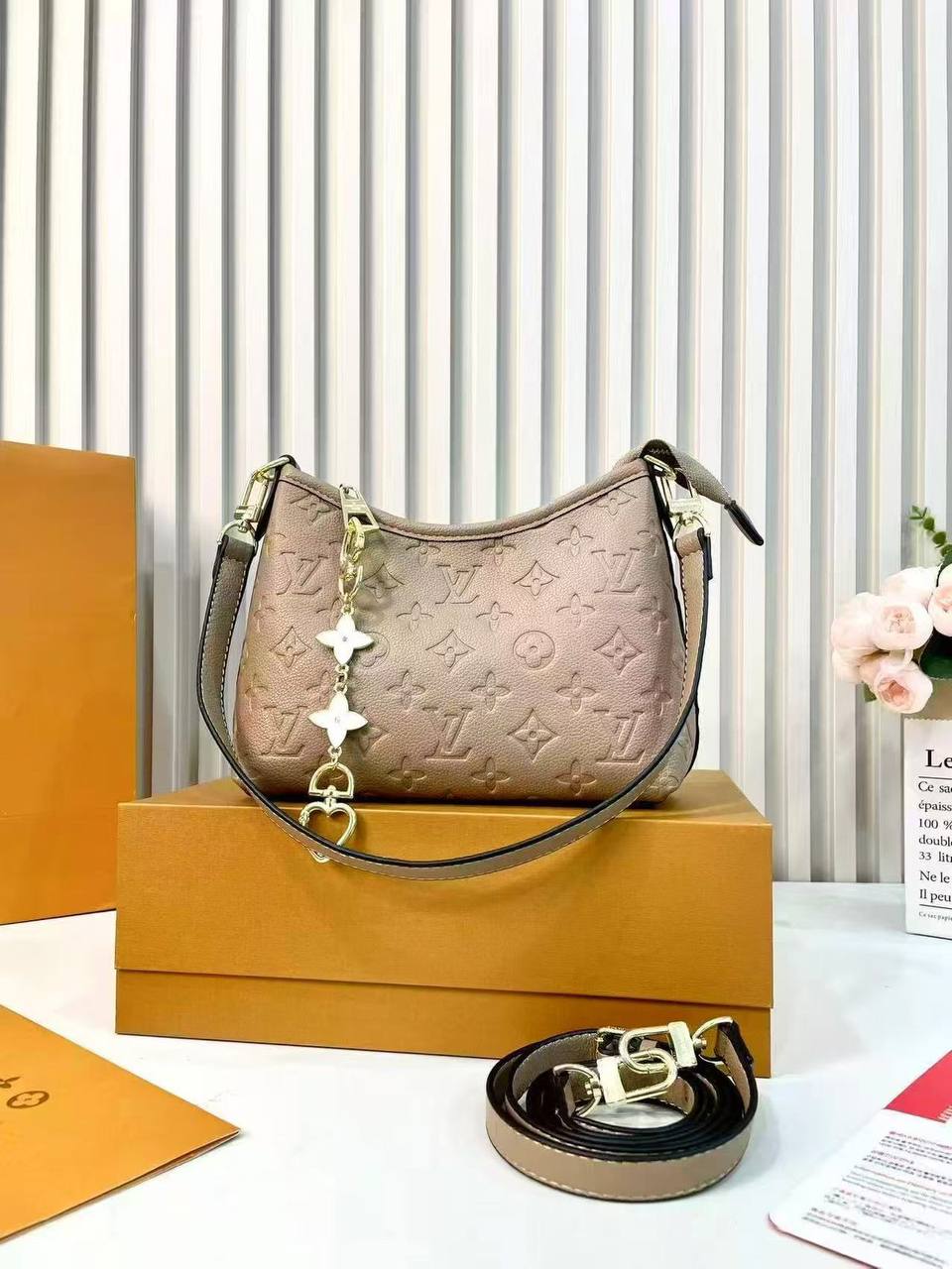 Lv  
size :22×17×8  
90 dhs🪙🌨️

Zain114
♥️♥️♥️