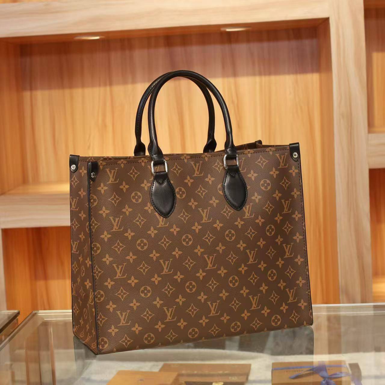 LV
Size 41cm
110 dhs✅

Zain70
♥️♥️♥️