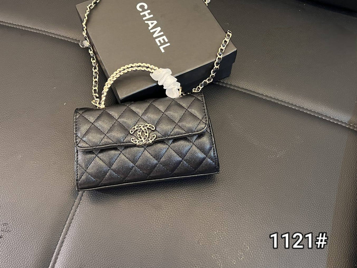 Chanel
95 dhs🇦🇪🇦🇪

with box
19cm

Zain26
♥️♥️♥️