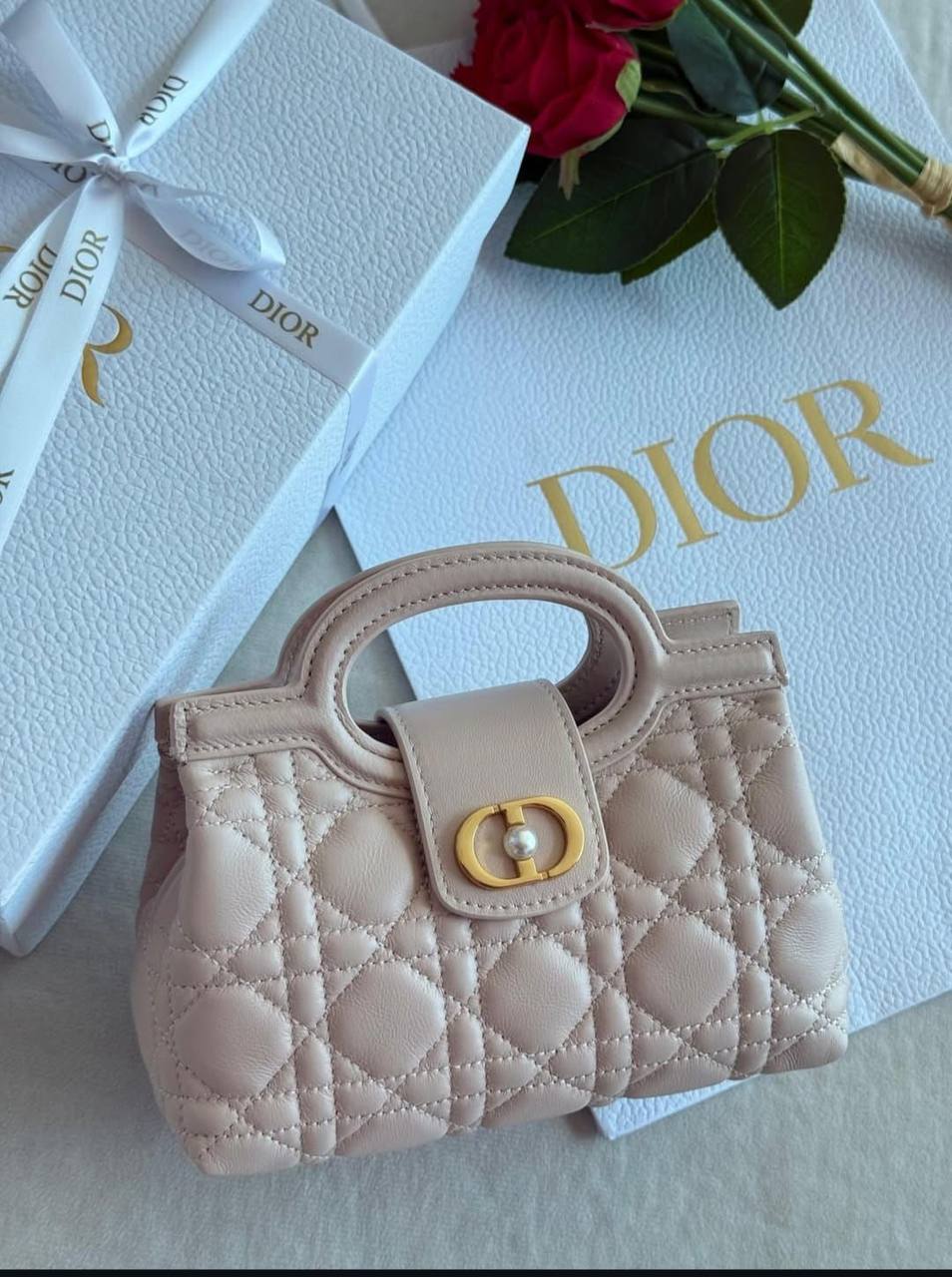 Dior
High Quality
Full leather
300 dhs🪙🌨️

Zain131
♥️♥️♥️