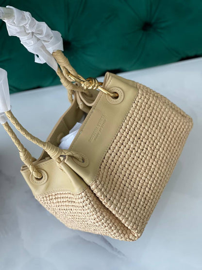BOTTEGA ✨
Size- 20Cm💥
Available original box 📦 
With full packing 🎀🎀
Super high quality 💥💥
For Price 👇 WhatsApp✅
0568585901 
0507557372
0552275751 Owner Zain 👌

Zain282
♥️♥️♥️