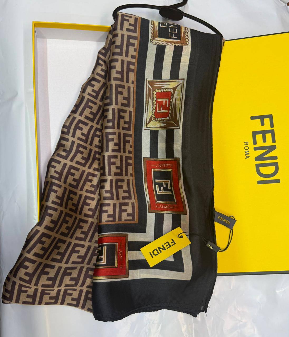Hermes
Silk scarf 
40 dhs✅
55 dhs✅ 

with box🎁🎁🎁

Zain93
♥️♥️♥️
