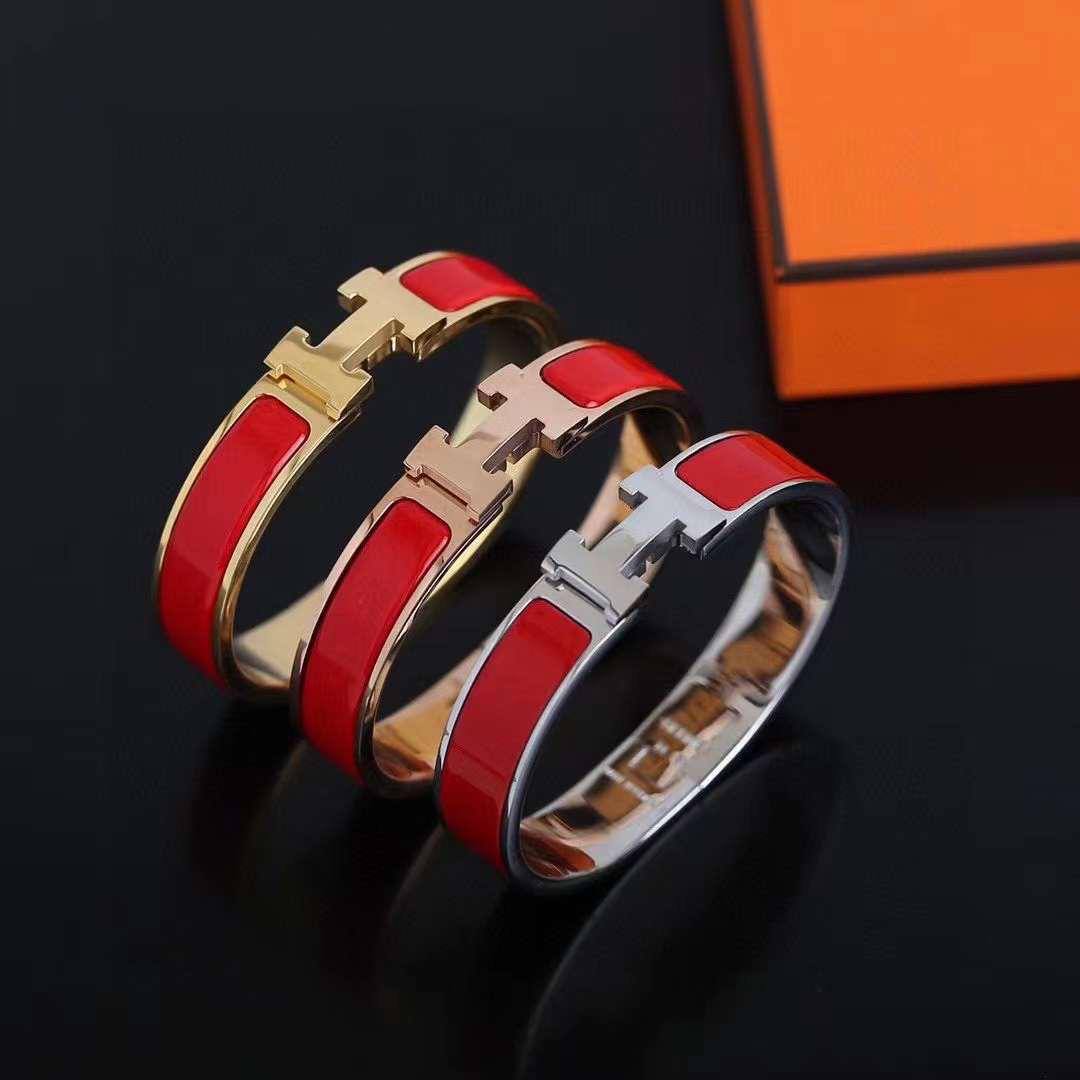 GOLD 
ROSE GOLD
SILVER
BANGLE HERMES 
MASTER✨💫
60 dhs✅✅
 EACH WITH BOX AND PAPER BAG🎁🛍️

Zain89
♥️♥️♥️