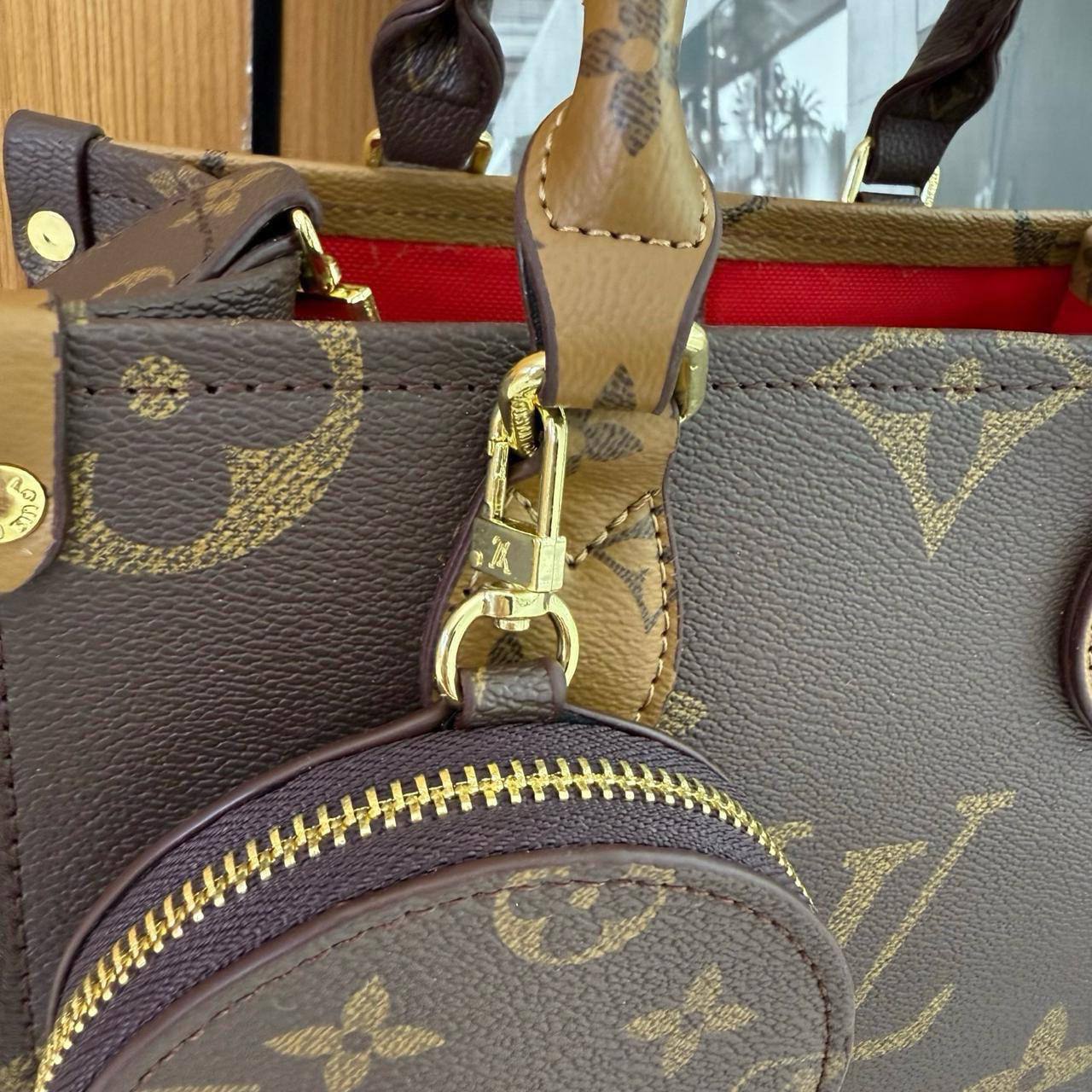 LV
25*20*11cm

80 dhs🪙🖤

Zain17
♥️♥️♥️