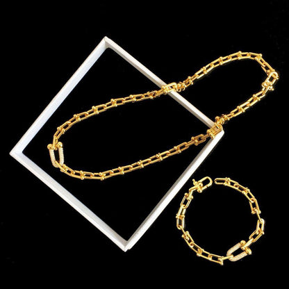 Tiffany ❤️‍🔥*
Necklace 🐦‍🔥
Earring 🦋
Bracelet 🍁
Master quality 💯
With normal boxes 📦 
210 dhs🪙🌺
With master box 🗃️ 
250 dhs🪙🌺

Zain216
♥️♥️♥️