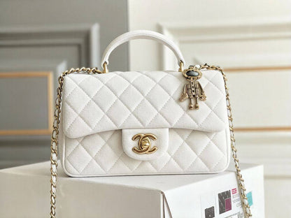 CHANEL 

NEW CAME GOOD QUALITY 

WITH BOX 
🎁🎁🎁

100 dhs💓

Zain39
