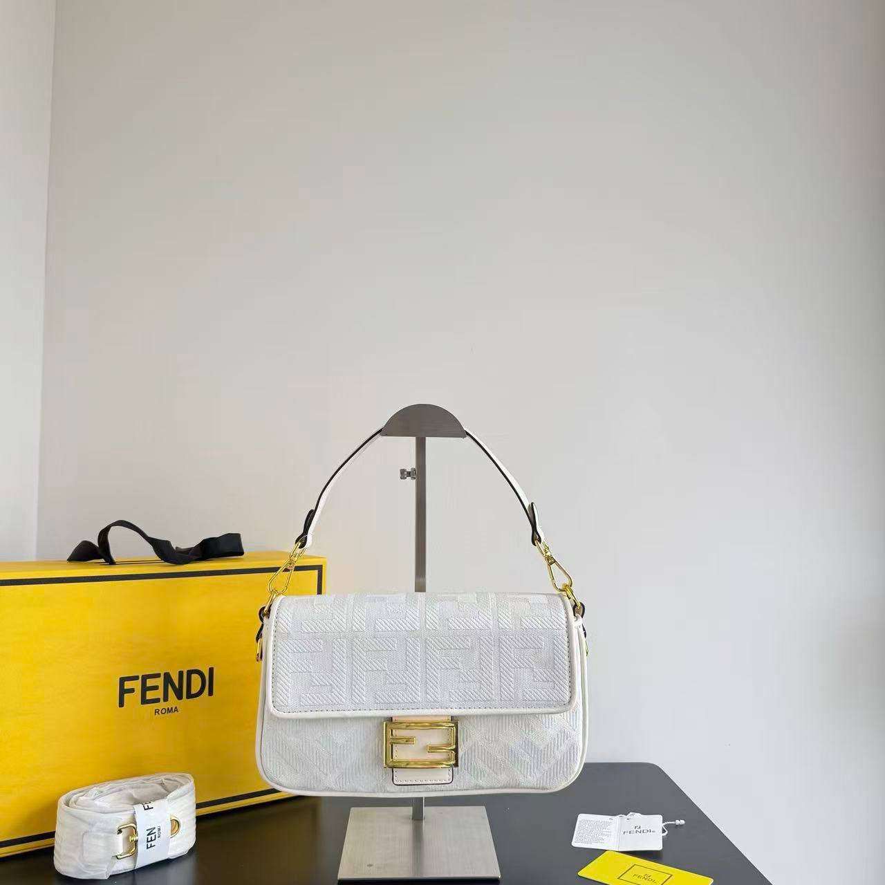 Fendi
high quality 

130 dhs🪙🖤

Withbox
🎁🎁🎁

Zain143
♥️♥️♥️