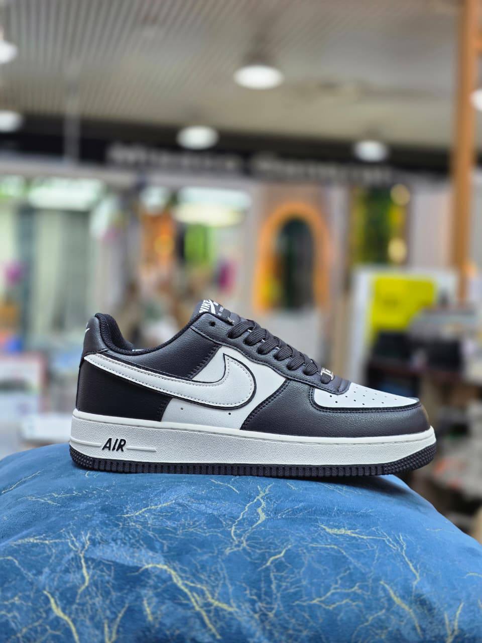 Nike
Size 40 to 44 
110 dhs🇦🇪🇦🇪

Zain27
♥️♥️♥️