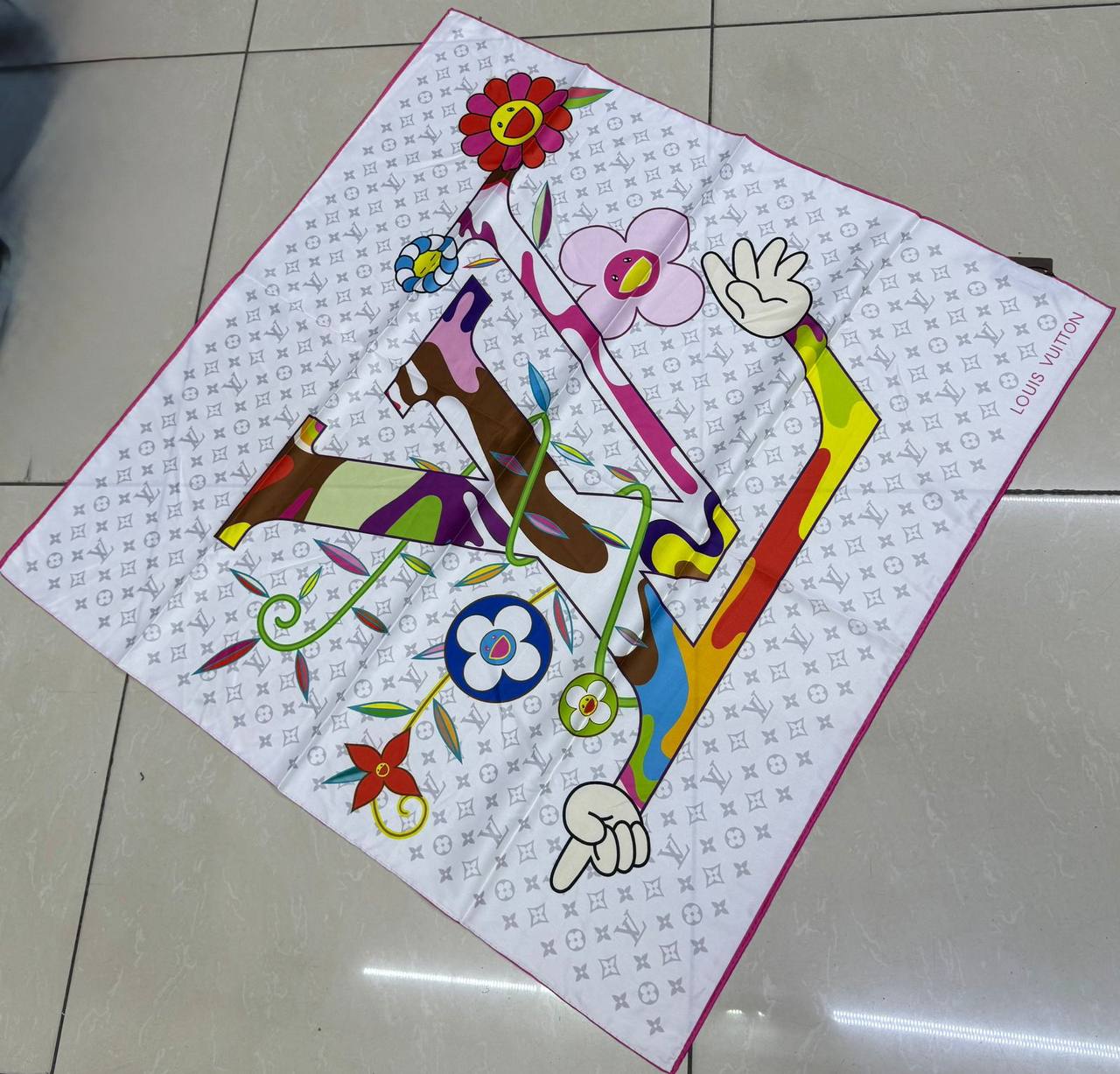 Silk square scarf 
40 dhs🪙💚

Zain93
♥️♥️♥️