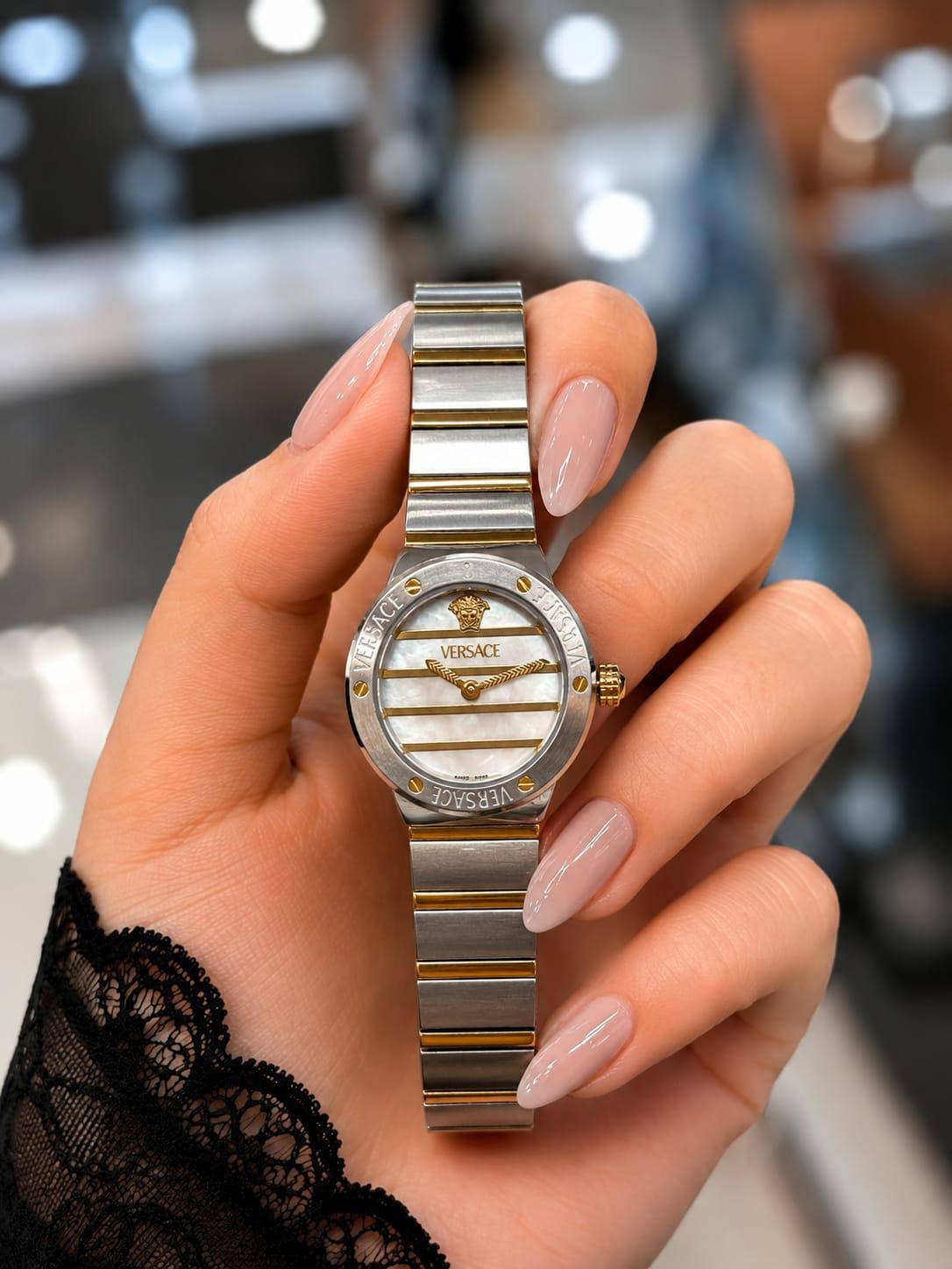 Versace 

watch for ladies 

good quality 
230 dhs🇦🇪🇦🇪

Zain59
♥️♥️♥️