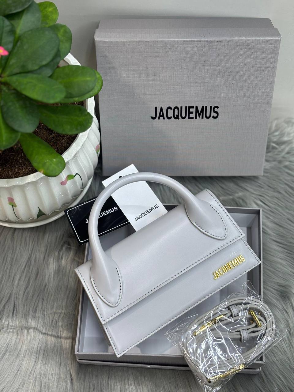 Jacquemus

with box
🎁🎁🎁

100 dhs✅

Zain244
♥️♥️♥️