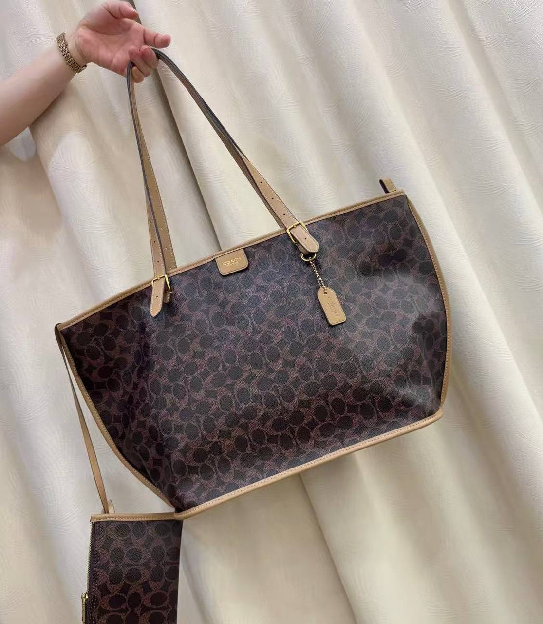COACH 
 HIGH QUALITY 
115 dhs✅
Size:50cm

Zain39
♥️♥️♥️