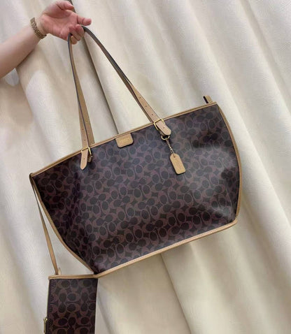 COACH 
 HIGH QUALITY 
115 dhs✅
Size:50cm

Zain39
♥️♥️♥️