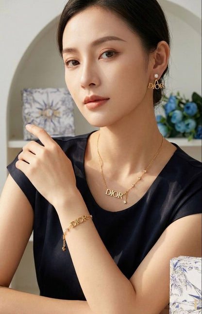 DIOR 🤍
* ⁠↗️ *Super Master Quality ®️*⬆️
* DIOR  Chain Links with Stones PENDANT , EARINGS & BRACLET

*265 dhs✅* with *Normal* Box & Bag
*275 dhs✅* with *Orignal* Packing 🎁

Zain106
♥️♥️♥️