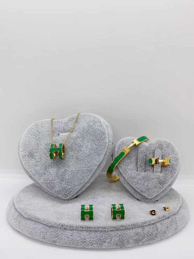 Stainless steel SET 💯*
Necklace ❤️‍🩹
Earring 🍁
Breslat ❣️
Ring free size 
With normal boxes 📦 
And paper bag 🛍️
45 dhs🇦🇪

Zain216
♥️♥️♥️