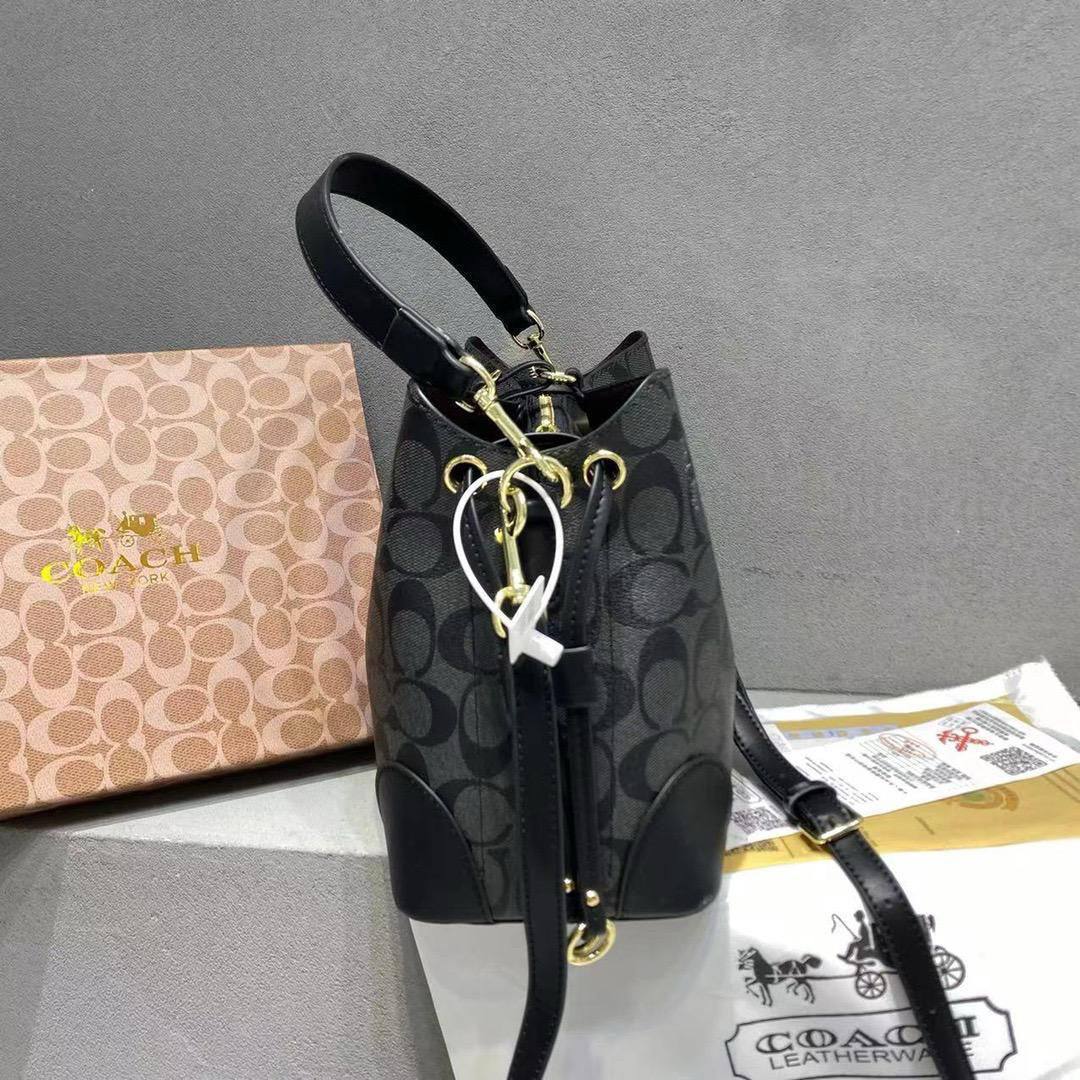 Coach
22.5*21.5*13.5 cm

90 dhs🪙🌨️

with box
🎁🎁🎁

Zain17
♥️♥️♥️