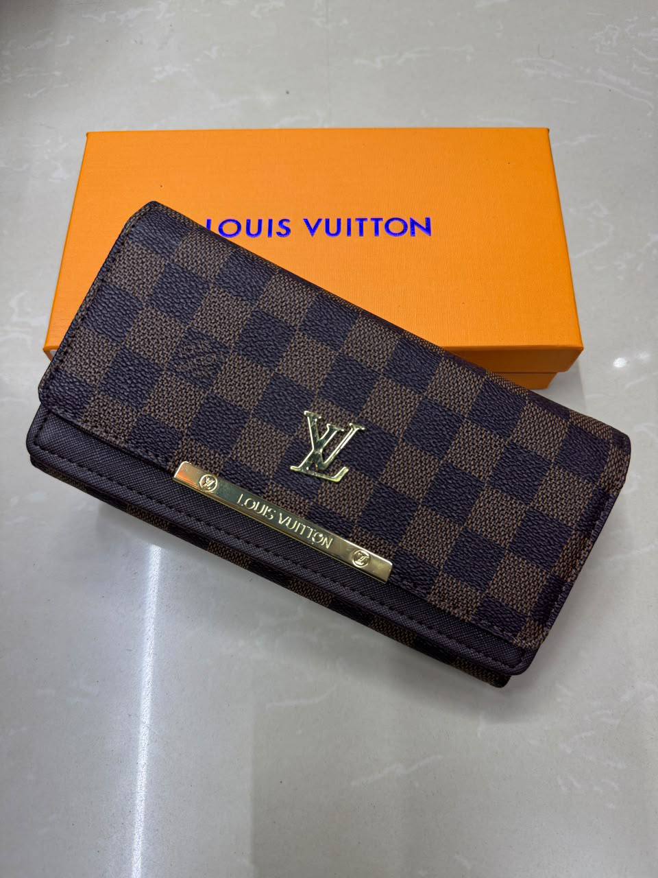 LV
Long wallet 

With box 
40 dhs🇦🇪🇦🇪

Zain50
♥️♥️♥️