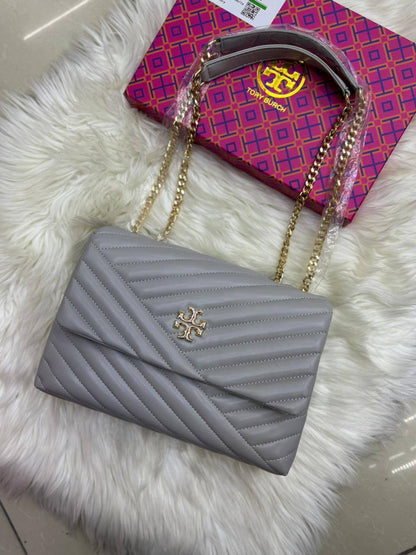 Tory Burch 
1️⃣ Finish Quality +🎁

Size: 28 * 19 cm
80 dhs🪙🌨️

with box 
🎁🎁🎁

Zain115
♥️♥️♥️
