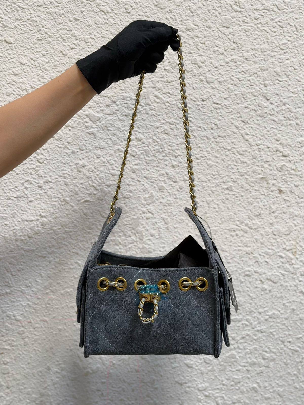 Chanel 
25bag mini
Size:20×22cm
120 dhs💓

Zain114
♥️♥️♥️
