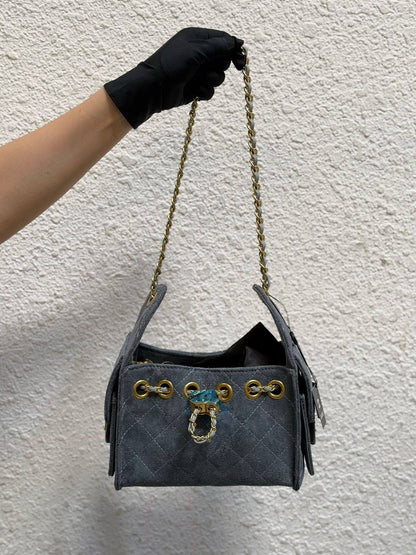 Chanel 
25bag mini
Size:20×22cm
120 dhs💓

Zain114
♥️♥️♥️