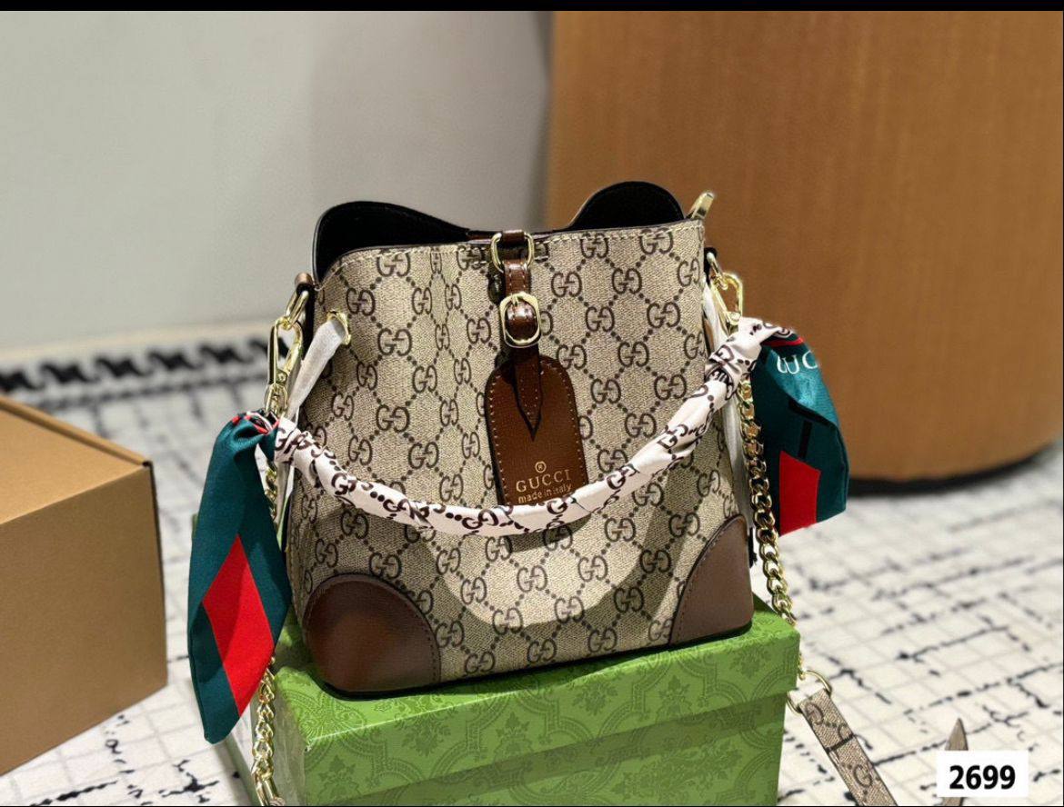 GUCCI  DIOR  TORY BURCH
BEST QUALITY WITH BOXS 
110 dhs✅
SIZE 21 CM

Zain290
♥️♥️♥️